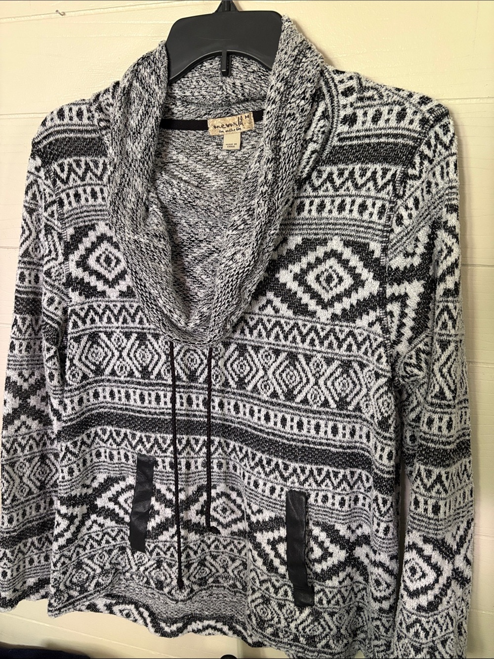 One World Lightweight Black & White Aztec Geometric Cowl Sweater M Southwestern